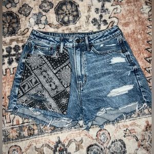 American Eagle Highest Rise 90s Boyfriend Shorts Bandana
Patchwork- SIZE 8